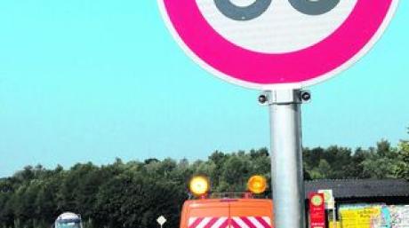 Im Bereich der Ursberger B 300-Einfahrten gilt ab sofort eine Tempobeschränkung. Gestern wurden die Verkehrszeichen aufgestellt. Foto: Maximilian Czysz