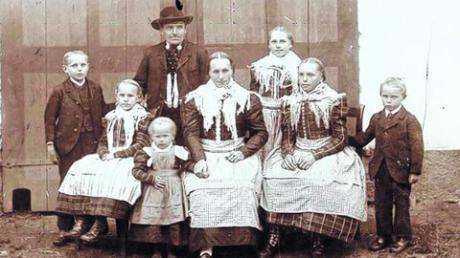 Johann Treffler mit seiner Familie im Jahr 1901 (von links): Leonhard, Kreszenz, Maria, Viktoria, die Ehefrau Anna, Elisabeth und Johann. 