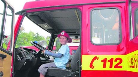 Wenn er groß ist, will Kilian Feuerwehrmann werden. Wie sich das anfühlt, im Feuerwehrauto zu sitzen, hat er beim Kinderfest 2009 schon mal ausprobiert. Foto: Grass