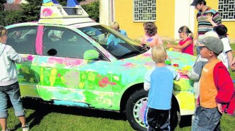 Beim Ferienspaß ist immer Besonderes geboten: Vor vier Jahren durften die Kinder in Kellmünz ein Polizeiauto anmalen. Foto: arc