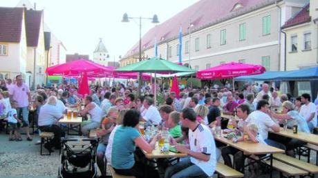 Das Pöttmeser Marktfest war bei idealem Sommerwetter ein voller Erfolg. Am Samstag und Sonntag kamen jeweils gut 1500 Besucher und genossen die gute Stimmung vor dem neuen Rathaus. Fotos (5): Johann Eibl
