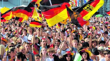 3500 Fußballfans verfolgten auf dem Augsburger Rathausplatz das Spiel der deutschen Elf gegen Argentinien. Es war ein spannendes Match. Fotos: Anne Wall