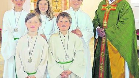 Fünf neue Ministranten nahm Pater Babu in Laimering auf. Foto: Sabine Asum