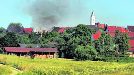 Weithin sichtbar stand gestern Morgen eine Rauchwolke vom Stadelbrand über dem Dinkelscherbener Ortsteil Grünenbaindt. 