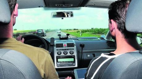 Acht Stunden lang täglich im Dienstwagen auf den Autobahnen unterwegs: Ralf Schadwinkel (links) und Marco Leppelt in ihrem VW Touran. Fotos: Roland Furthmair 