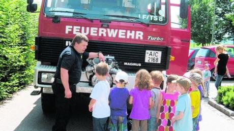 Die Feuerwehr besuchte die Spielburg in Kissing. Foto: Kindergarten Spielburg