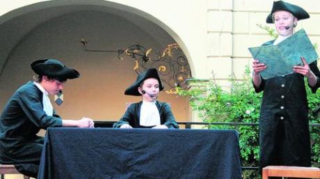 Beim Altstadtfest in Friedberg wurde das Theaterstück "Der Schafweideprozess" aufgeführt. Der Staatsanwalt verliest gerade die Anklageschrift. Foto: Miriam Schmidt