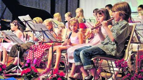 Jede Menge Musik gibt es im Märchen von der "Wunderflöte", das von den Leitershofer Musikkindern mit großem Erfolg im Stadtberger Bürgersaal aufgeführt wurde. Foto: Thomas Hack