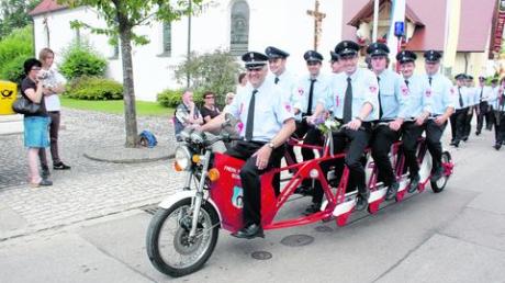 Viel Applaus erhielten die Männer der Freiwilligen Feuerwehr Bobingen mit ihrem neunsitzigen Fahrrad.