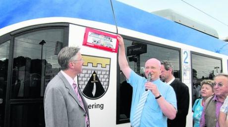 Der Geschäftsführer der Bayerischen Regiobahn, Heino Seeger (rechts), übergab Bürgermeister Kandler als kleines Geschenk ein Modell des Zuges "Mering". Fotos: Sandra Lepper