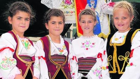 Die jüngsten Mitglieder des serbischen Kulturvereins präsentierten ihre Tracht.