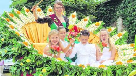 Rosenkönigin Vanessa I. hatte ihren ersten großen Auftritt beim Festzug im Rahmen des Karlshulder Rosenfestes. Foto: Uwe Kühne