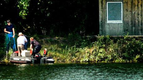 Die Feuerwehr brachte die Kripo zur unwegsamen Stelle des Knochenfundes mit dem Boot über den See im Kreis Neu-Ulm. Archivbild.