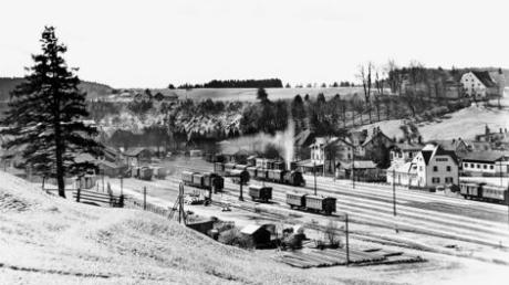 Blick auf den Bahnhof Schongau in den 1930er-Jahren mit abfahrbereitem Dampfzug in Richtung Landsberg.