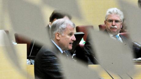 Miteinander? Nebeneinander? Gegeneinander? Martin Zeil (rechts, FDP), verlange von Ministerpräsident Horst Seehofer (links), seine Parteikollegen im Kabinett zur Ordnung zu rufen.
