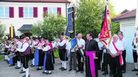 Eine stattliche Feier mit Musik, Kirchenzug und vielen Gläubigen umrahmte das 40-jährige Priesterjubiläum, das Regionaldekan Monsignore Horst Grimm in Kellmünz gefeiert hat. Foto: sar