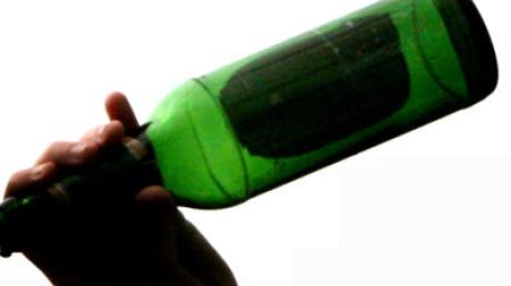 Einem 25-Jährigen wurde vorgeworfen, einem Gastwirt mit einer Bierflasche eine Platzwunde an der Stirn zugefügt zu haben.