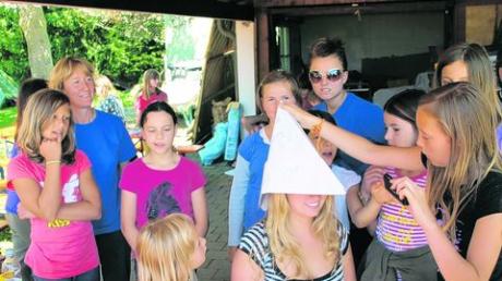 Das Jugendzeltlager des ESSV Filzingen ist beliebt. Unser Bild zeigt eine Bastelgruppe bei der Anprobe von Papierhüten. Foto: sar
