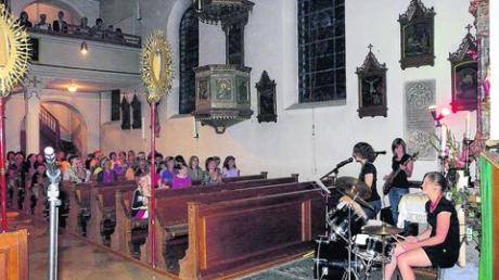 Viele junge Menschen kamen zum Rockgottesdienst mit den "Smile-Sisters" in die Pfarrkirche St. Laurentius in Griesbeckerzell. Foto: Katharina Wachinger