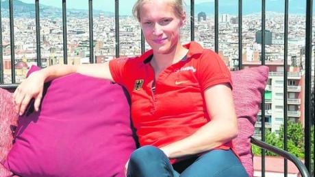 Viele Termine hat die frischgebackene deutsche Europameisterin Verena Sailer derzeit. Hier sitzt die gebürtige Illertisserin nach einer Pressekonferenz auf einer Terrasse über den Dächern von Barcelona. Foto: dpa