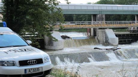 Am Wehr bei Altenstadt ist eine unbekannte Tote angeschwemmt worden.