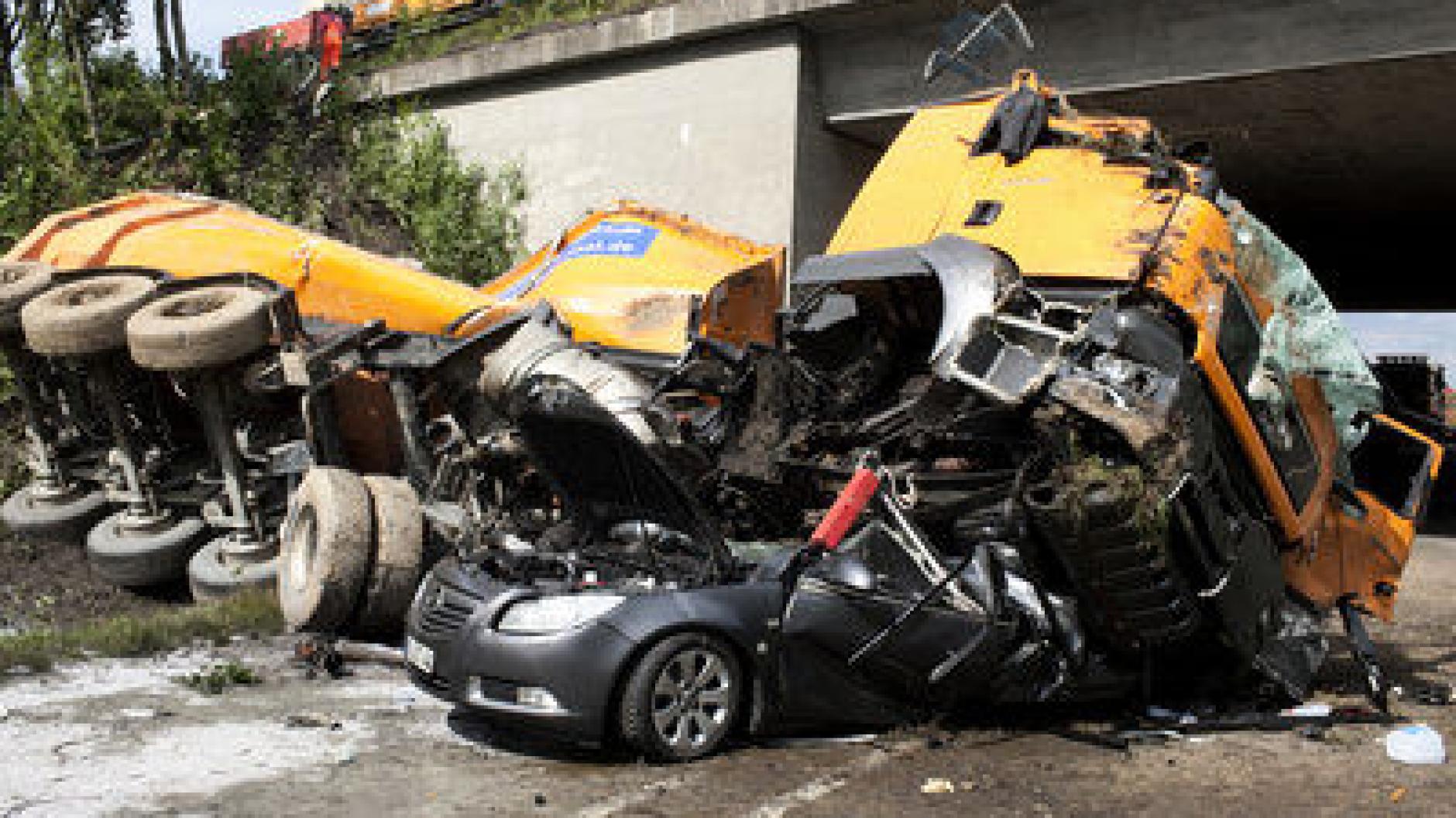 Unfall: Lastwagen fällt von Brücke auf Auto | Augsburger Allgemeine