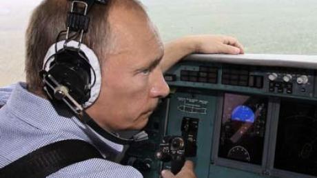 Putin medienwirksam im Löschflugzeug.