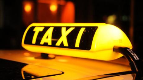 Zwei Unbekannte haben offenbar einen Taxifahrer bei Hurlach überfallen.