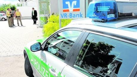 Großes Polizeiaufgebot vor der VR-Bank in Reutti. Foto: rfu