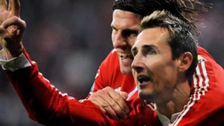 Duell im Bayern-Sturm: Klose vor Gomez