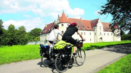 Das Schloss Grünau ist ein beliebter Stopp auf dem Donauradwanderweg. Nur wenige Fahrradtouristen wissen aber, dass sich im alten Gemäuer auch das neugegründete Auenzentrum befindet. Fotos (3): Agnes Mayer