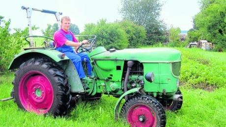 Der Ackerschlepper, ein Deutz 2505 ist völlig unrestauriert. Dieter Pistel arbeitet mit dem Traktor oft am Kartoffelacker, den man im Hintergrund sieht.