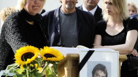 Die Vorsitzende der Güenen, Claudia Roth (l.) im Vorfeld des Trauergottesdienstes für den verstorbenen ehemaligen Grünen-Politiker Sepp Daxenberger.