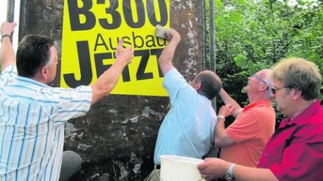Mit einem großen Plakat an der Bundesstraße "B 300 Ausbau jetzt" wollen die Mitglieder des Aichacher CSU-Ortsvorstandes und der CSU-Stadtratsfraktion ihren Abgeordneten Eduard Oswald unterstützen. Foto: hbe