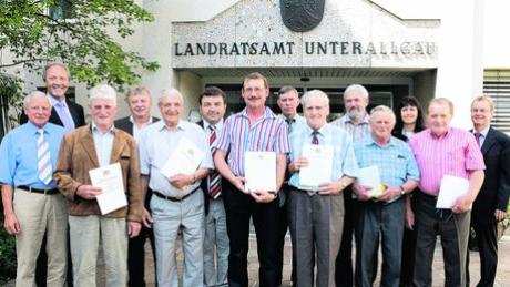 Landrat Hans-Joachim Weirather (hinten links) und verschiedene Bürgermeister bedankten sich bei den langjährigen Feldgeschworenen für ihren Einsatz. Foto: Landratsamt