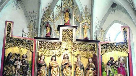 Aus der Schule Jörg Syrlins des Jüngeren stammt der Altar der Sogn Gion (St. Johannes Baptista)-Kirche in Domat/Ems. Er zeigt Johannes den Täufer, flankiert von den Heiligen Urban und Dorothea, Florian und Katharina. Fotos (4): köd