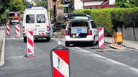 Eine Gashauptleitung wurde gestern in der Wulfertshauser Straße in Friedberg bei Straßenbauarbeiten beschädigt. Foto: Anton Schlickenrieder