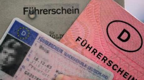 Politiker kritisieren Führerschein-Umtausch.