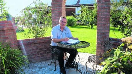 Die Akten hat Sielenbachs Bürgermeister Martin Echter fast immer griffbereit. Auch in seinem selbst angelegten Eckchen im Garten nutzt er die Zeit, um kurz einen Blick reinzuwerfen. Foto: Gerlinde Drexler