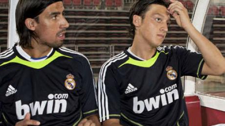 Für Sami Khedira und Mesut Özil blieb bei der Pflichtspielpremiere für Real Madrid nur der Platz auf der Bank.