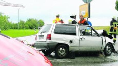 Tödlich endete der Zusammenstoß dieses VW Polo mit einem Lastwagen mit Anhänger. Der 19-jährige Fahrer starb noch an der Unfallstelle. Foto: Julian Leitenstorfer