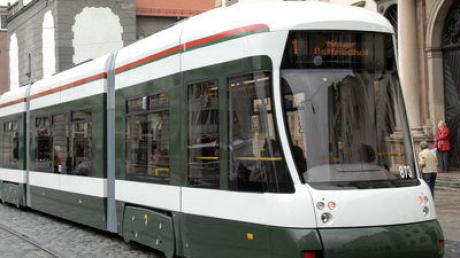 Straßenbahn von Typ Cityflex vor dem Rathaus in Augsburg