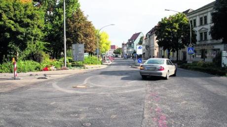 Nur Anwohner konnten am Mittwochmorgen noch die Luitpoldstraße passieren. Sonst herrschte ungewohnte Stille an der Hauptverkehrsader Neuburgs. 