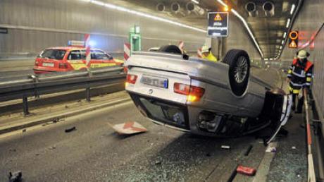 Im Richard-Strauss-Tunnel in Münchnen hat sich ein BMW überschlagen.
