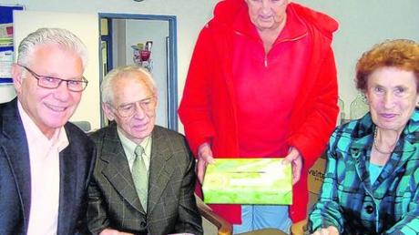 Mit Karl-Heinz Brunner (links) und Dr. Ursula Krieger (stehend) schauten Jubilar Ludwig Böck und Ehefrau Therese Fotos vom 80. Geburtstag an. Foto: John