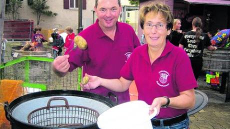 In Dattenhausen wurde am Samstag das Kartoffelfest gefeiert. Rund 100 Kilo wurden dafür von den Mitgliedern der Vereinsgemeinschaft Zehntstadel geschält und zubereitet: Karl Danner und Monika Hitzler. Fotos: Bachmann