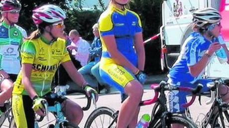 Ramona Weiß (aufrecht) aus Mering fuhr sowohl beim Meringer Radkriterium, als auch bei der Bayerischen Meisterschaft U 17 auf Platz drei . 