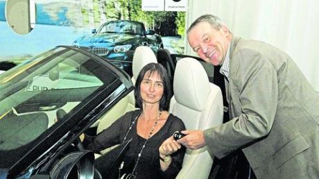 Petra Schorer aus Krumbach, die glückliche Gewinnerin der ARD "Tor des Monats"-Verlosung erhält von BMW-Niederlassungsleiter Michael Rahe die Schlüssel zu ihrem Z4 sDrive23i. Foto: BMW