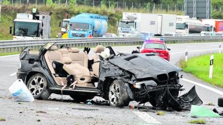 Völlig demoliert wurde dieser BMW X 5 bei einem Unfall, der sich gestern früh auf der B 17 an der Anschlussstelle Igling ereignet hat. Zwei Insassen wurden getötet, drei weitere zum Teil schwerst verletzt. Foto: Thorsten Jordan