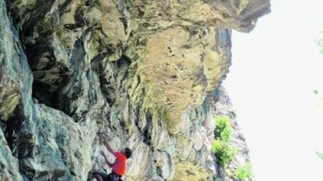 Der Alpenvereins-Jugendleiter Johannes Schacherl in Aktion: In einer überhängenden Felswand in Arco, nahe des Gardasees. Foto: Sammlung Schacherl